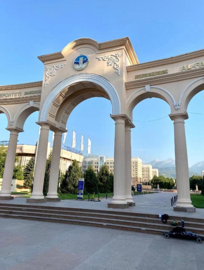 Отличная Квартира Со Всеми Удобствами. Almaty Exterior foto
